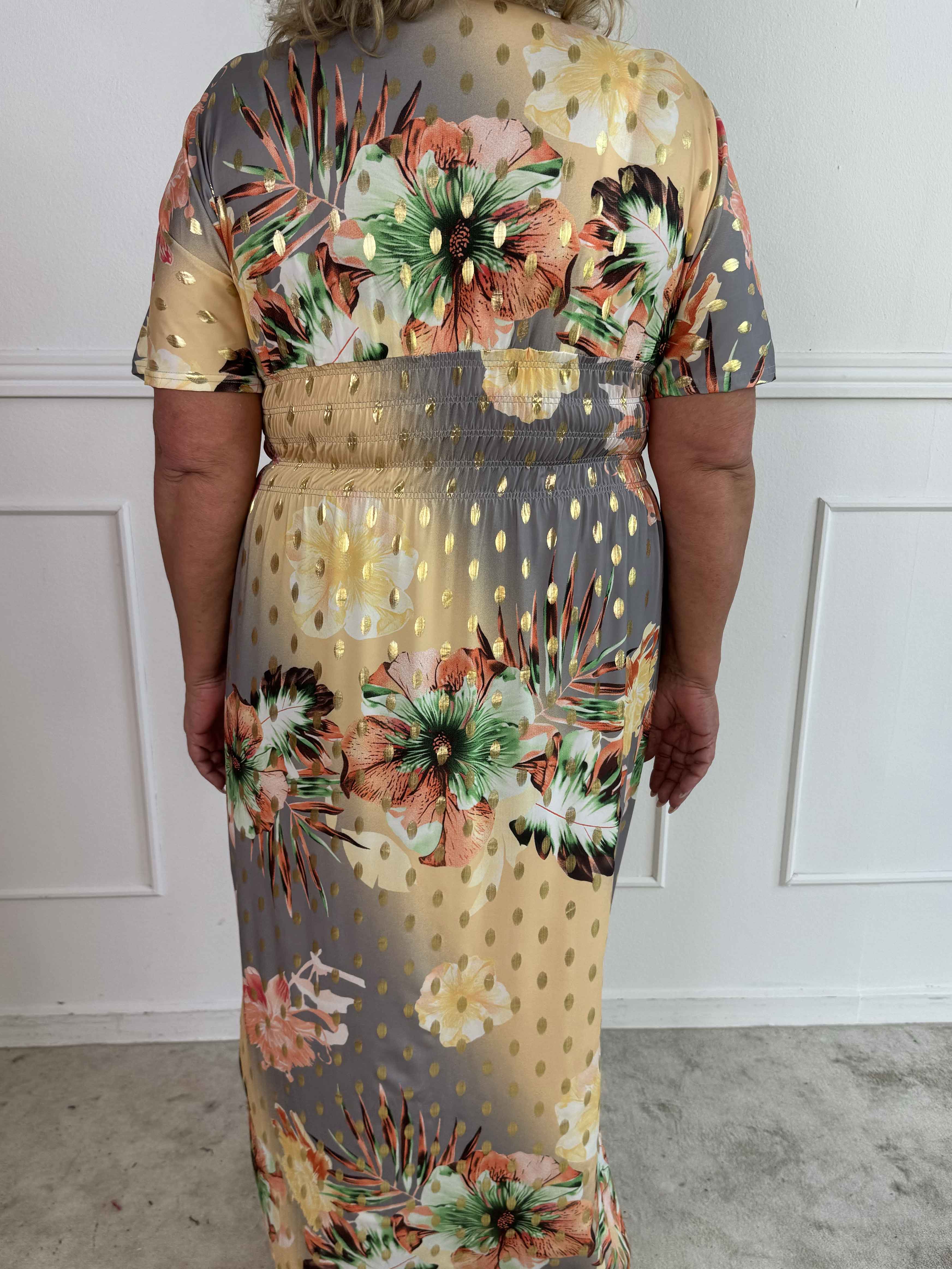 Pams Hawaii - Lang plus size kjole i elastisk stof med blomsterprint